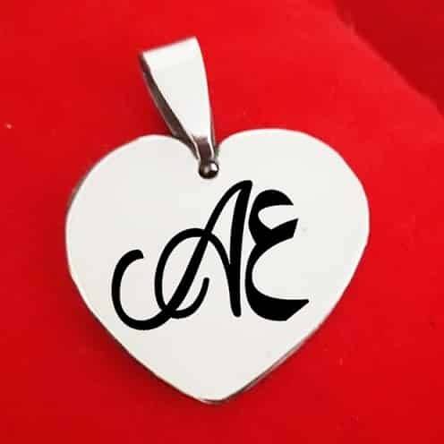 Alternative view of Pendentif en acier inoxydable forme cœur personnalisé avec texte